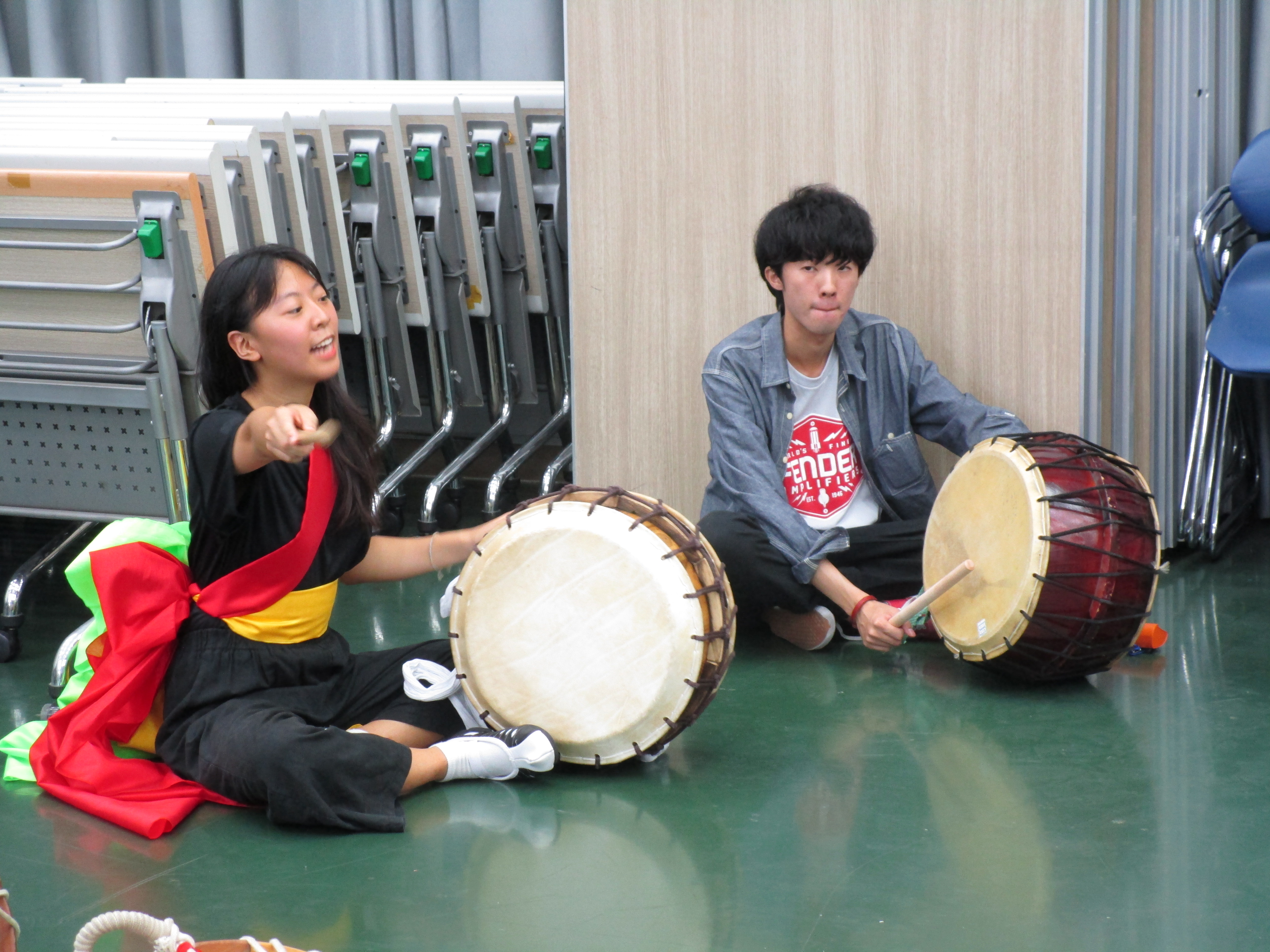 韓国の学生から楽器を習う